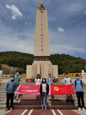 beat365平台官方网站党支部在吴起中央红军长征胜利纪念碑前合影